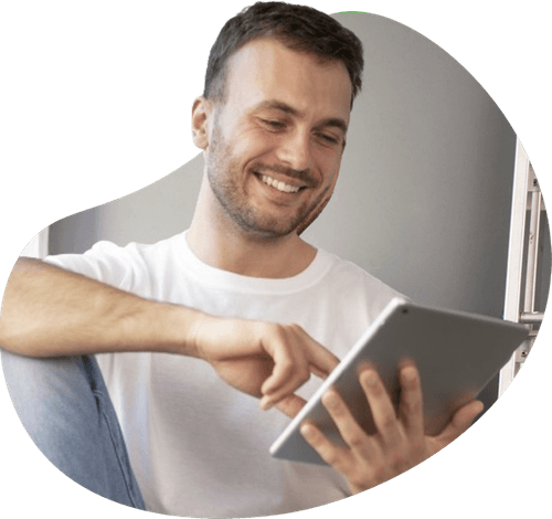 Homem utilizando tablet para calcular financiamento