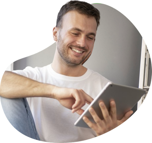 Homem utilizando tablet para calcular financiamento